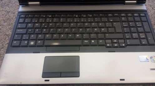 rabljen-prenosni-racunalnik-na-mizi