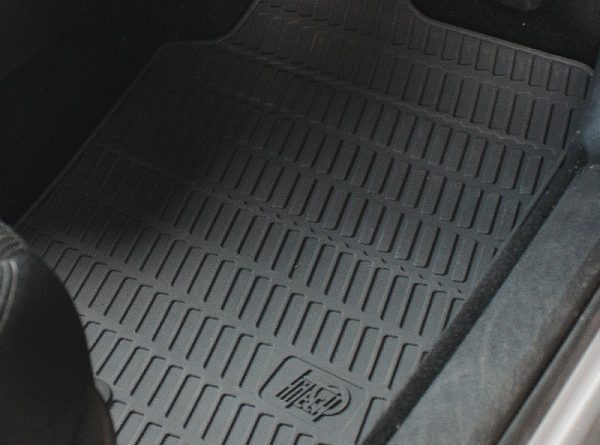 Gumijaste preproge za avto imajo tudi izdelane posebne robove